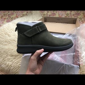 Clarks cloud stepped ankle boot